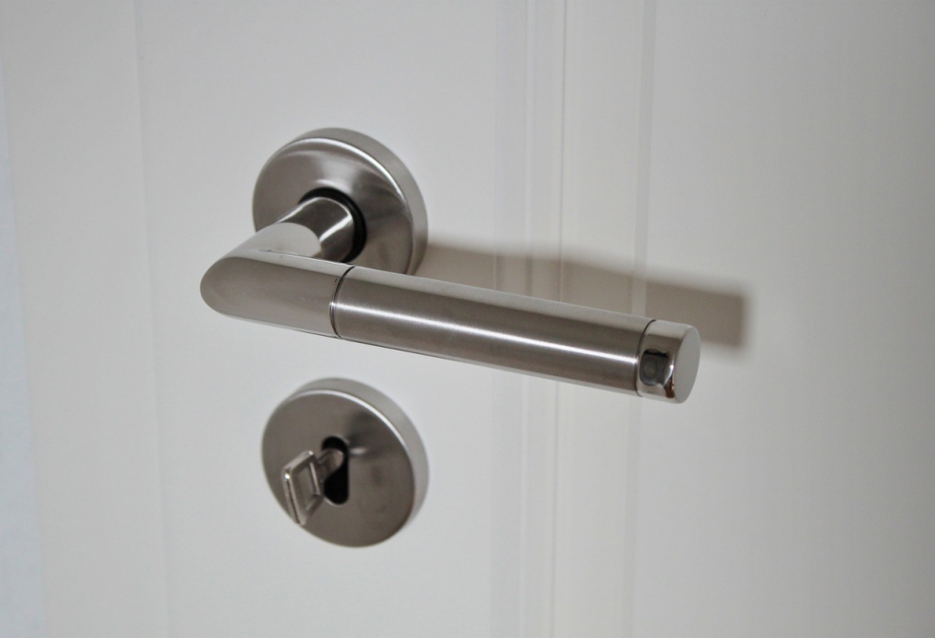 door-handle-g125c8c6b9_1280.jpg