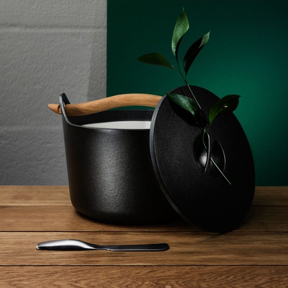 Sarpaneva-Cast-Iron-Casserole-by-Iittala-1.jpg