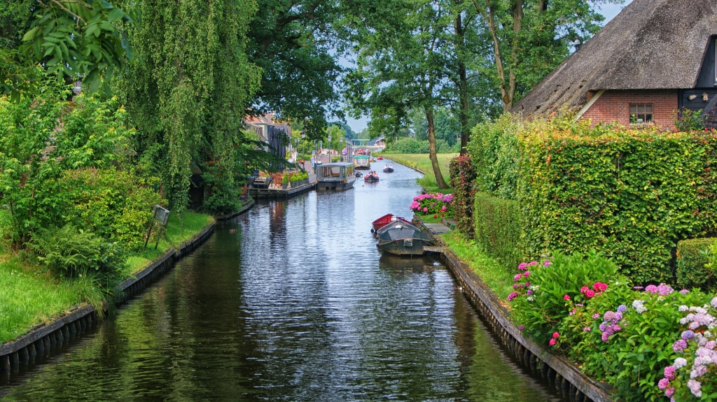 giethoorn-2481510_1920.jpg