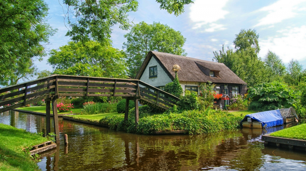 giethoorn-2481511_1920.jpg