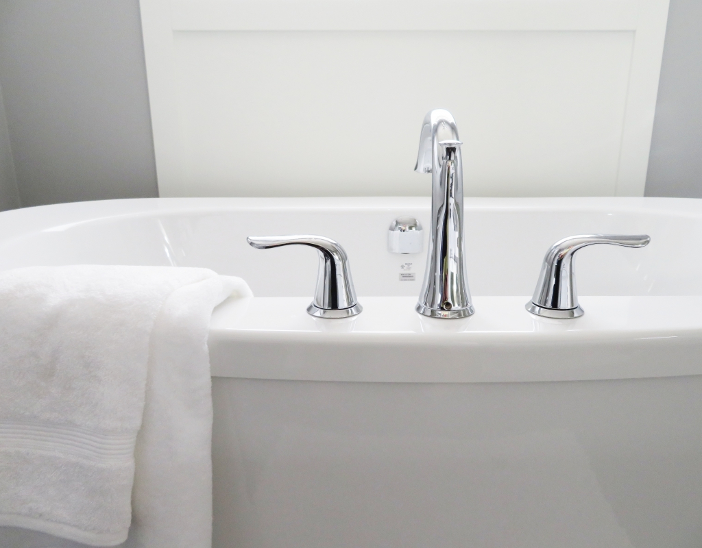 bathroom-bathtub-ceramic-chrome-534116.jpg