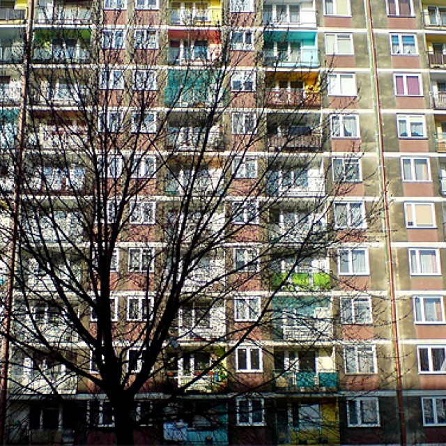 Most jó panelben lakni