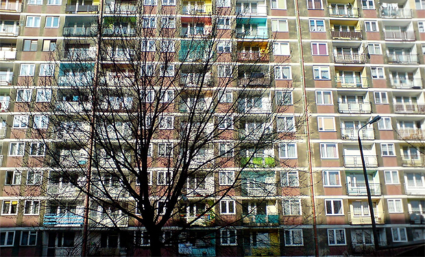 Most jó panelben lakni