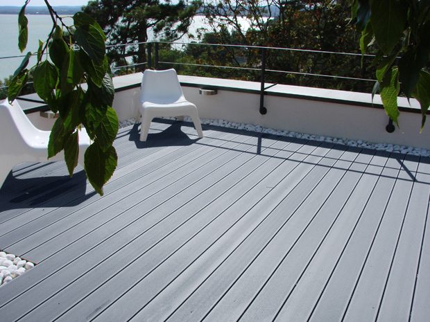 Újdonságok a kültéri melegburkolatok kínálatában