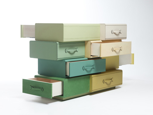 Bőröndökből épített komód Bőröndökből épített komód