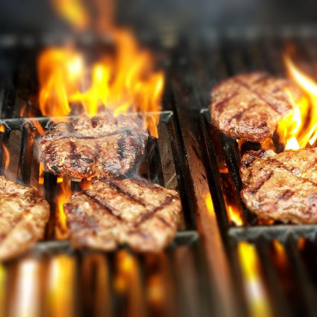 Balesetmentes grillezés: ezekre figyelj oda, ha kint sütögetnél