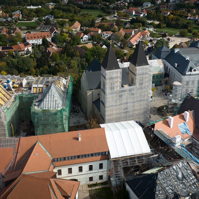 Különleges technológiával újul meg a veszprémi várnegyed