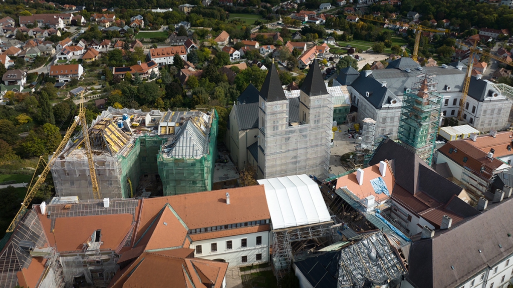 Különleges technológiával újul meg a veszprémi várnegyed