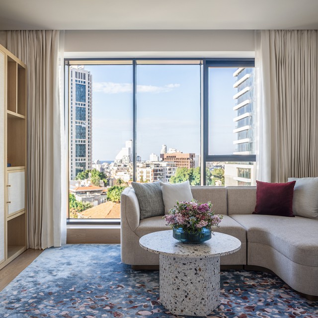 Erkély a városra: otthon egy tel-avivi hotelben
