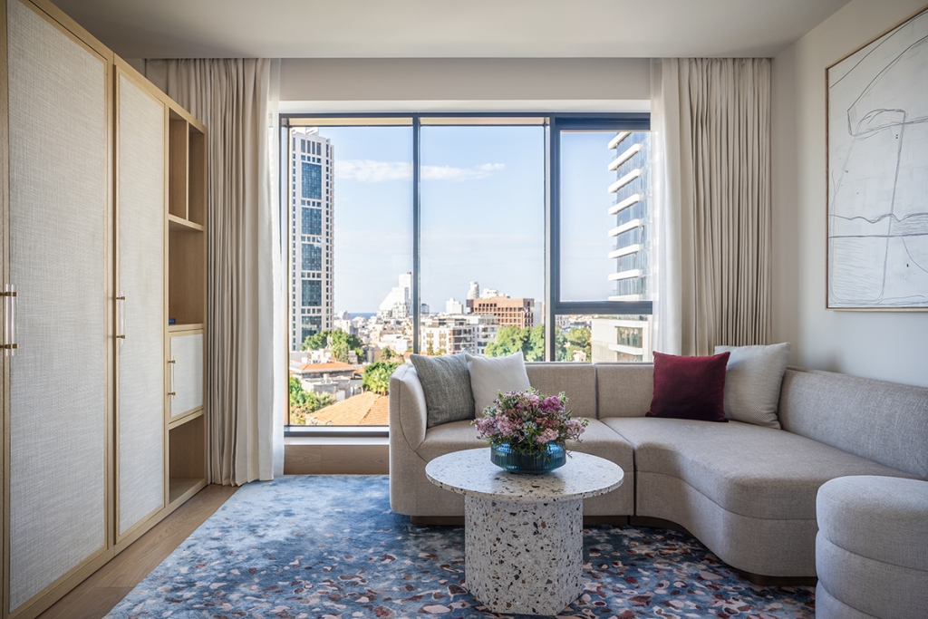 Erkély a városra: otthon egy tel-avivi hotelben