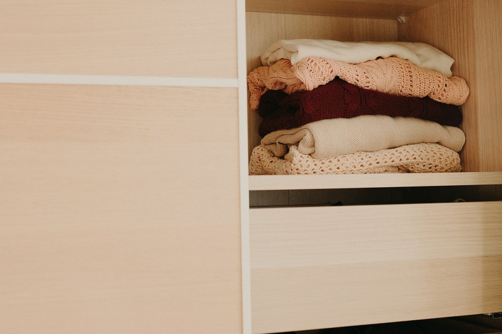 Így hajtogasd a ruháidat, hogy kisebb helyet foglaljanak