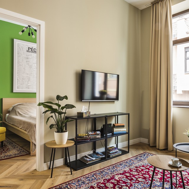 Inspiráló színminta: egy életteli pécsi kislakás