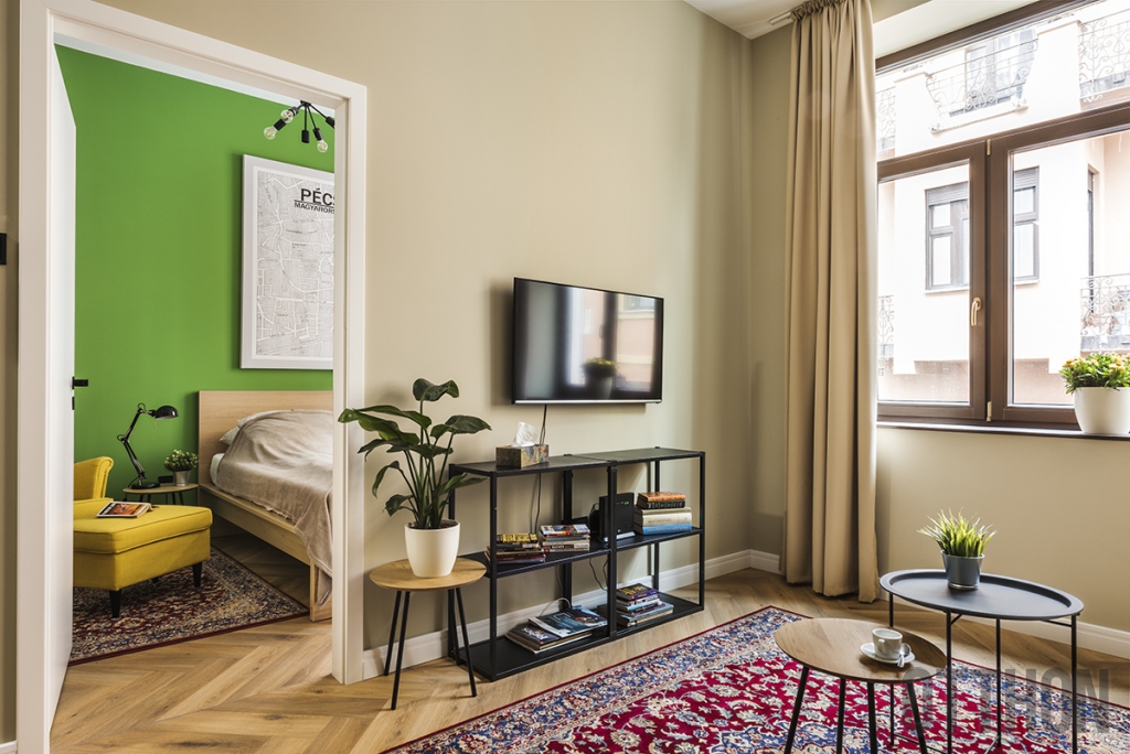 Inspiráló színminta: egy életteli pécsi kislakás