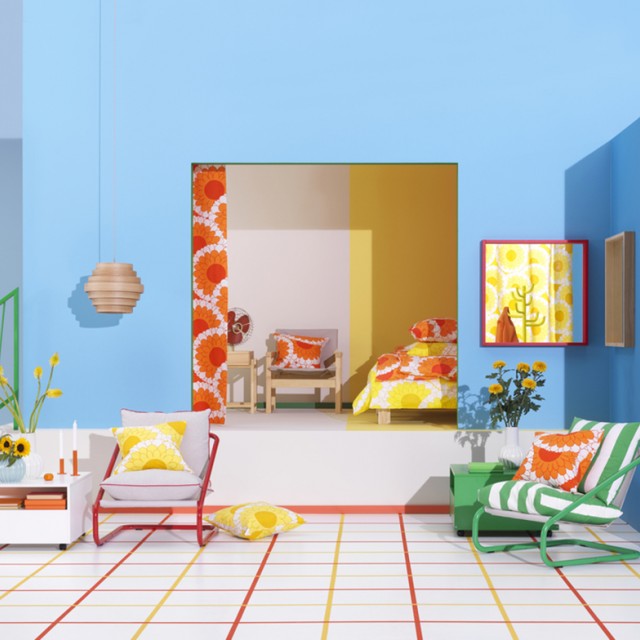 Színes fotelek, virágmintás textíliák az IKEA-nál