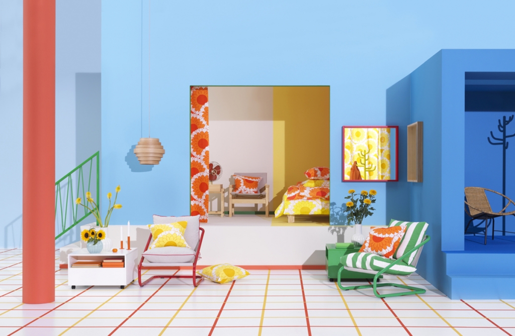 Színes fotelek, virágmintás textíliák az IKEA-nál