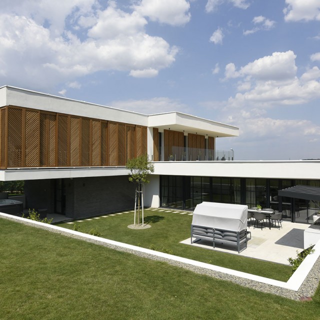 Ölelés a dombtetőn: egy modern, óbudai családi ház