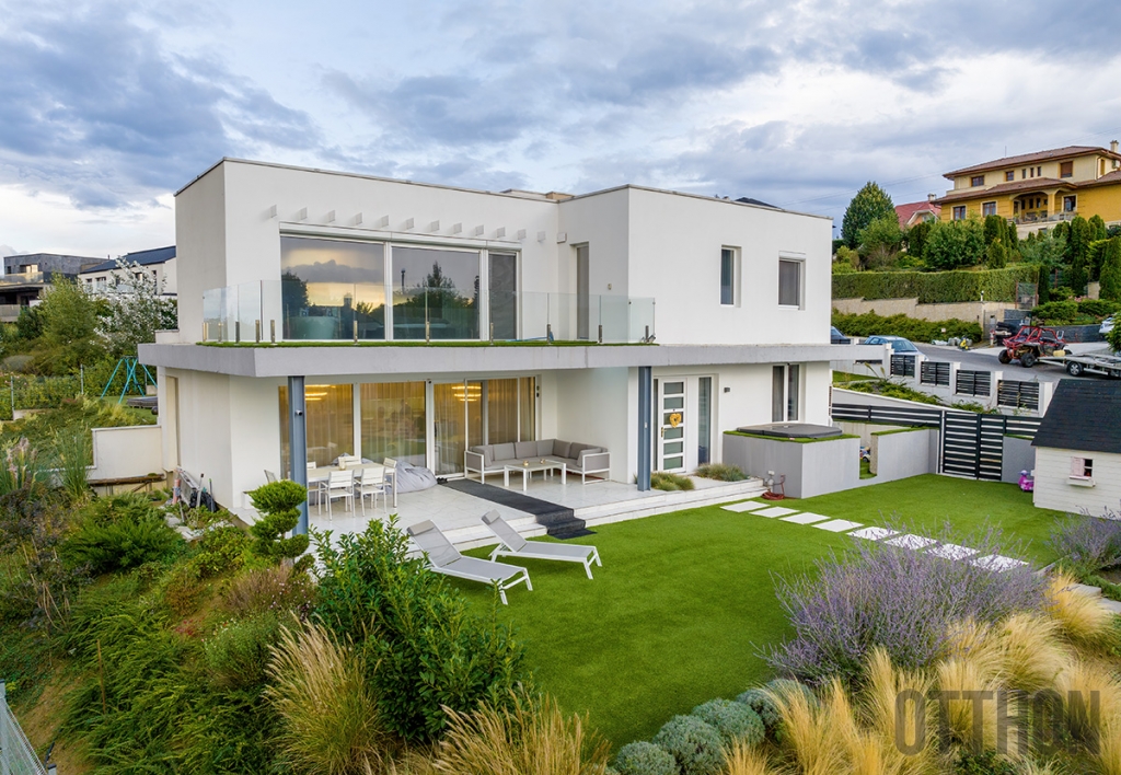 Fókuszban a panoráma: egy harmonikus, modern családi ház