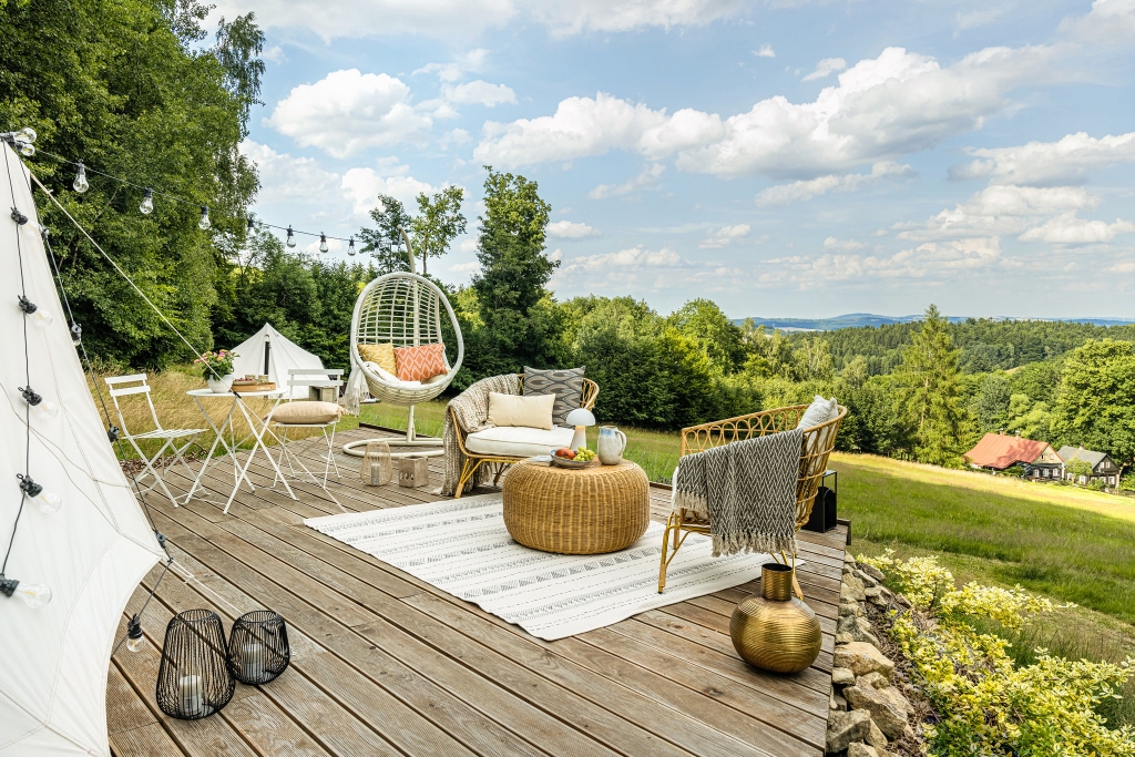 Glamping sátor bohém stílusban: így rendezd be a kertedben