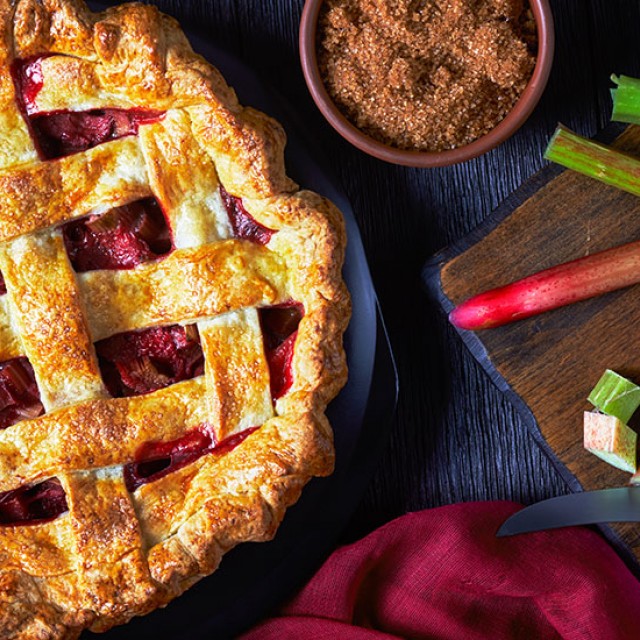 Ízletes epres-rebarbarás pite: különlegesen finom desszert nyári napokra – recept!