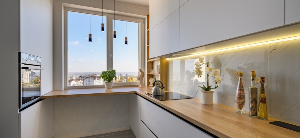 Hosszúkás és szűk a konyhád? 6 profi tipp, amiknek segítségével kihozhatod belőle a maximumot!