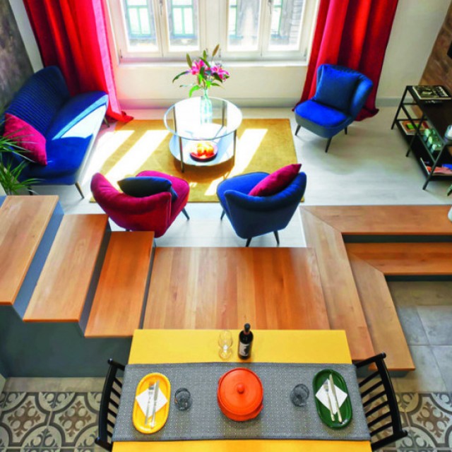 Színek és szintek 100 nm-en: filigrán, fekete fémelemek teremtik meg a lakás egységét