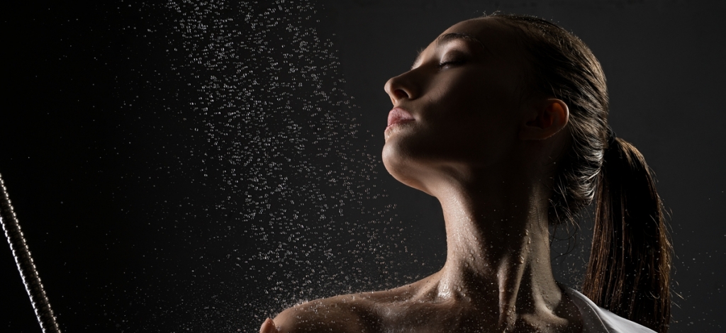 A sötétben zuhanyzás a rossz alvás ellenszere? Egyre többen esküsznek erre a furcsa módszerre