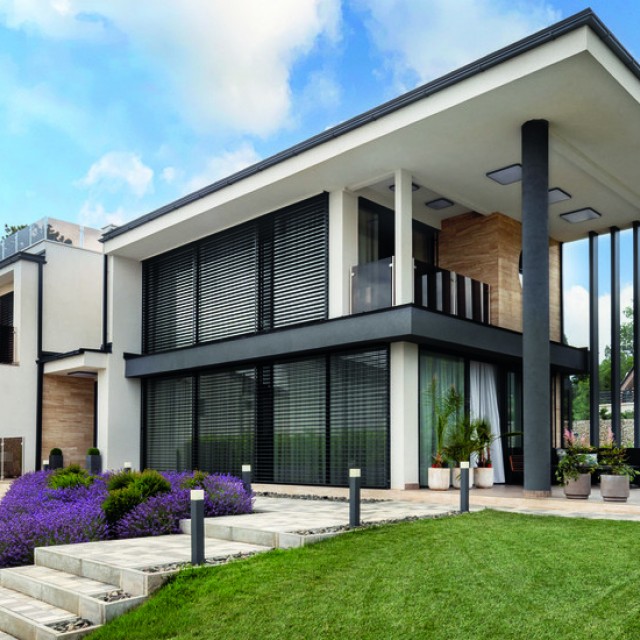 Modern építészeti jegyek, stílusos, átgondolt enteriőrök jellemzik ezt a 260 m2-es házat