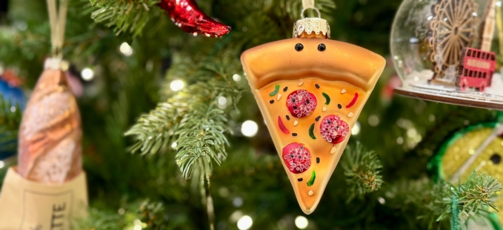 Szokatlan, furcsa karácsonyfadíszek: ezeket vajon tényleg van, aki felteszi a karácsonyfára?