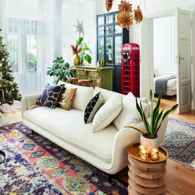 Otthonos eklektika: pazar belmagasság, egyedi kiegészítők, bárszekrényt rejtő telefonfülke és erkély 103 m2-en