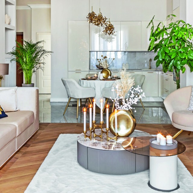 Klasszikus színek, nemes anyagok és egy csepp glamúr alkotja az elegyet, amelytől hívogatóan elegáns ez a lakás