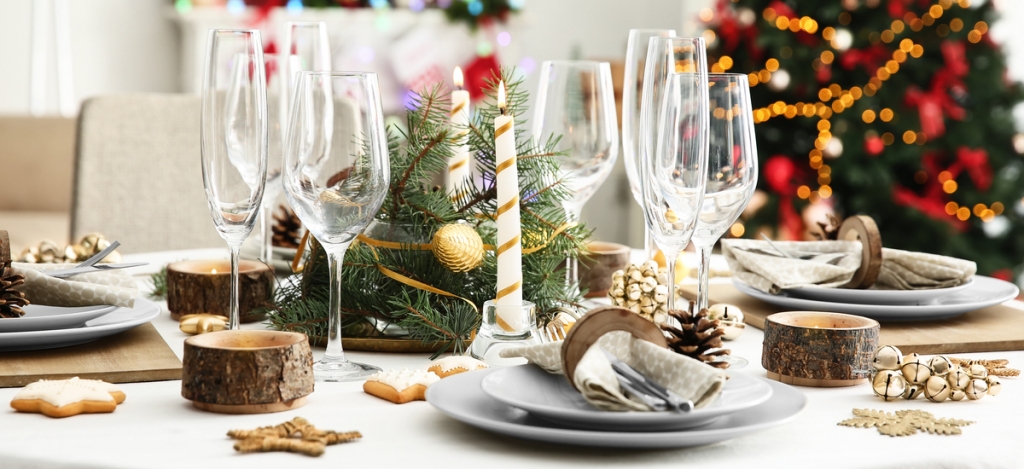 Imádják a lakberendezők ezt a karácsonyi asztaldekorációs trendet: így több hely marad az ételeknek!