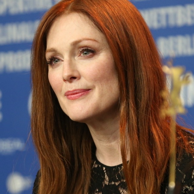 Julianne Moore újraértelmezte a „color drenching” trendet: fával burkolt egy egész szobát!