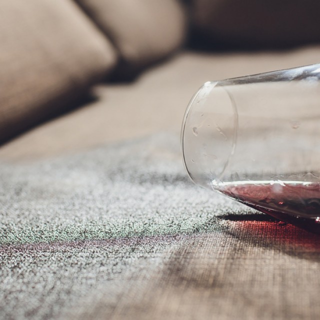 A kanapém védelmében: így úszhatja meg ép bőrrel az ünnepeket a nappali legfontosabb bútora!