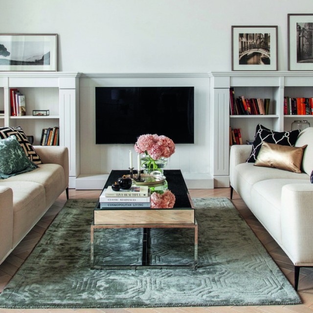 Angolos elegancia 130 m2-en: less be ebbe a monokróm színvilágú, klasszikus stílusú lakásba!