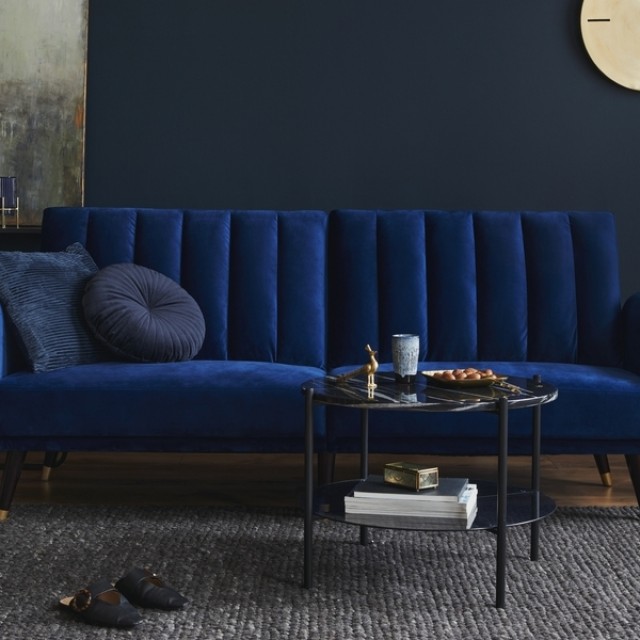 Okos ötletek: 4 tipp a nappali berendezésére, ha kék színű a kanapéd