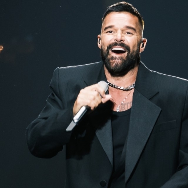 Ricky Martin megmutatta stílusos étkezőjét: a tér egyszerre provokatív és visszafogott