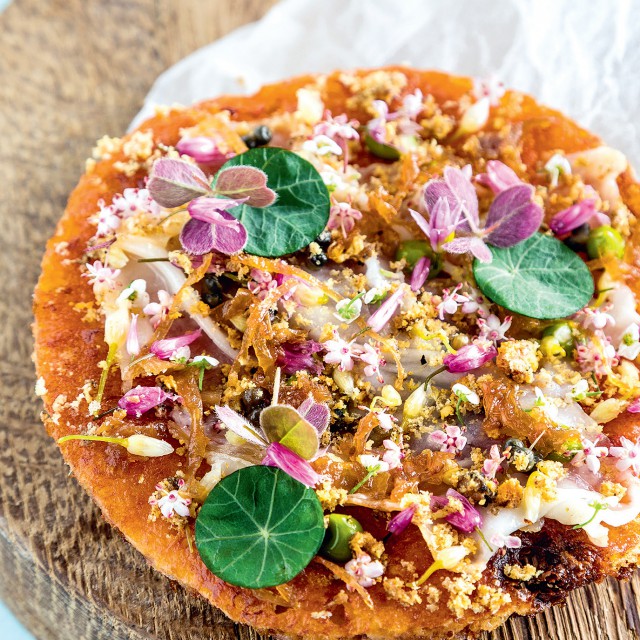 Lángos sült hagymával és mangalicaszalonnával