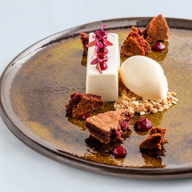 Grillezett csicsóka mousse  meggyes Sacher-tortával és sörfagylalttal