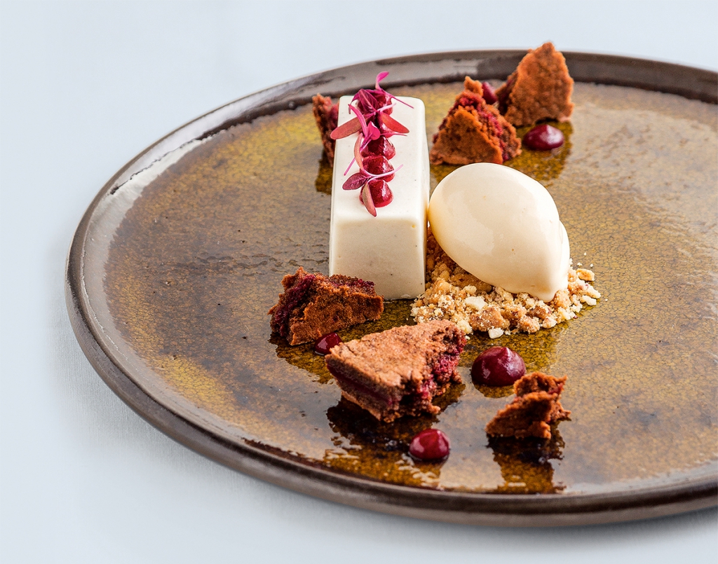 Grillezett csicsóka mousse  meggyes Sacher-tortával és sörfagylalttal