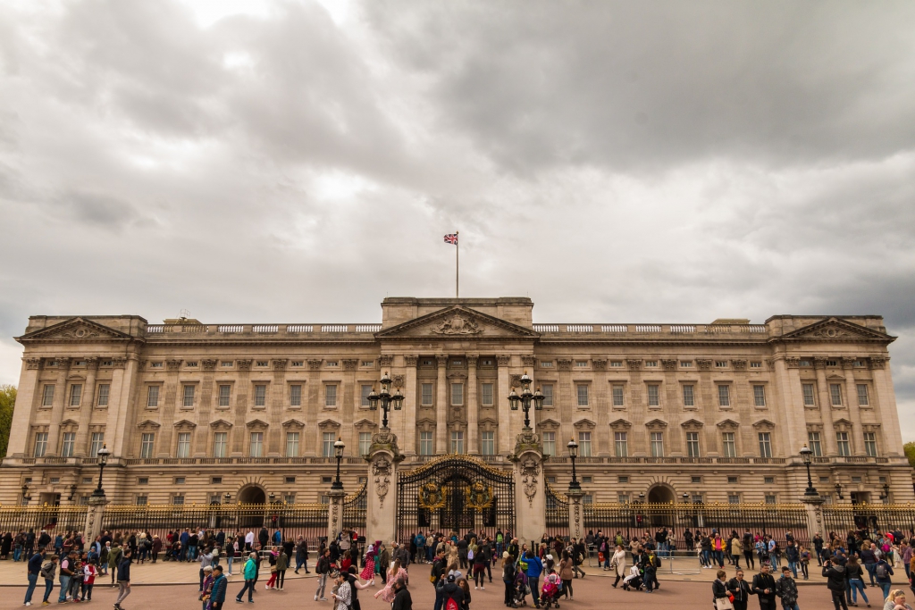 Ilyen pompában él II. Erzsébet: nézz be a Buckingham-palotába