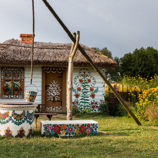 Egy mesebeli falu: kívül-belül virágminták díszítik a házakat