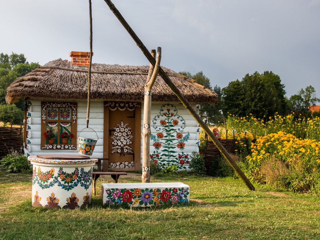 Egy mesebeli falu: kívül-belül virágminták díszítik a házakat