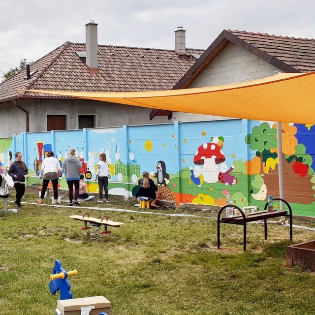 Mesefigurákat festettek az unalmas betonfalra Üllőn