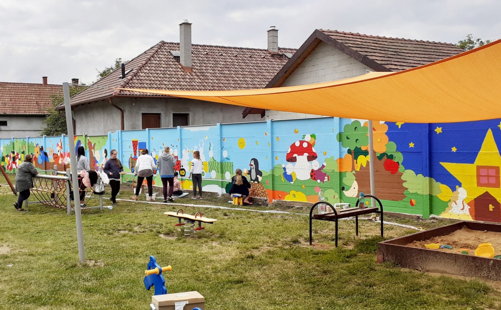 Mesefigurákat festettek az unalmas betonfalra Üllőn