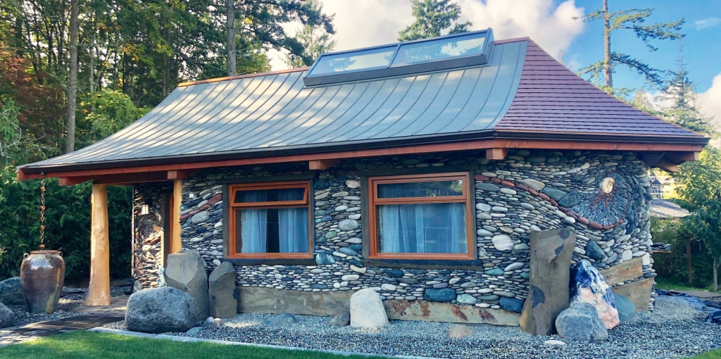 Művészi motívumok: kövekkel díszített házfalak