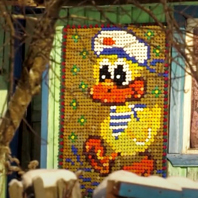 Színes kupakokkal díszíti otthonát egy idős néni