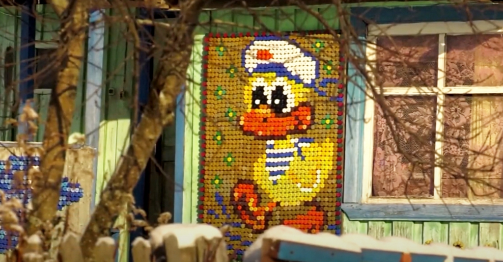 Színes kupakokkal díszíti otthonát egy idős néni