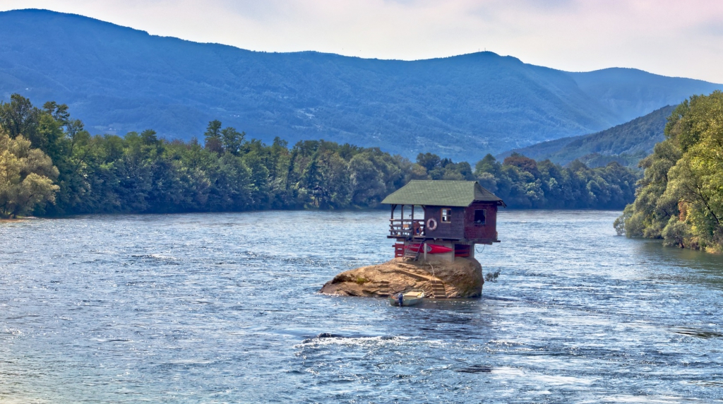 Magányos házikó a folyó közepén