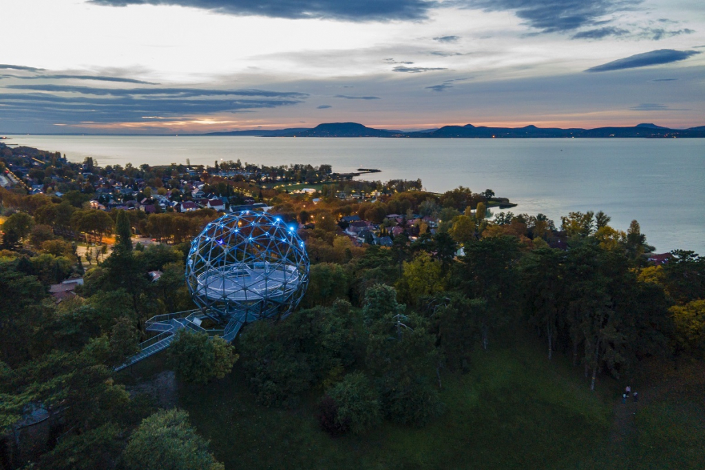 A balatonboglári Gömbkilátó lett az év kilátója