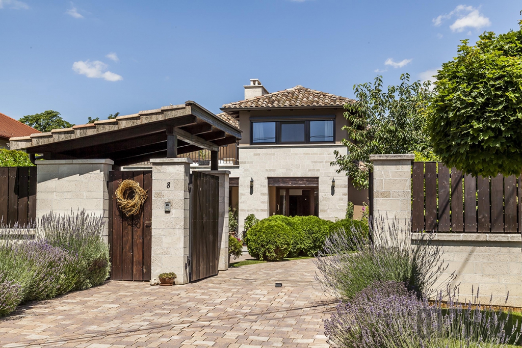 Mediterrán életérzés: ilyen egy lakberendező otthona